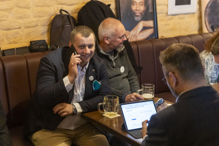 FOTOGALERIE: Výsledky voleb pod drobnohledem. SPOLU mělo štáb i v Olomouci