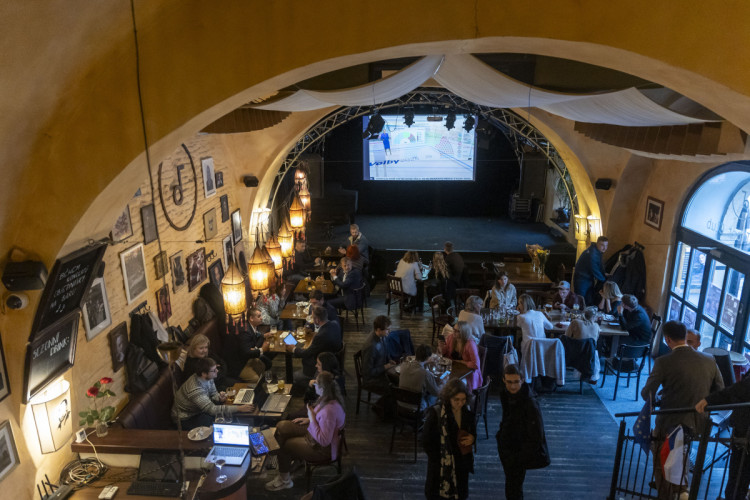 FOTOGALERIE: Výsledky voleb pod drobnohledem. SPOLU mělo štáb i v Olomouci