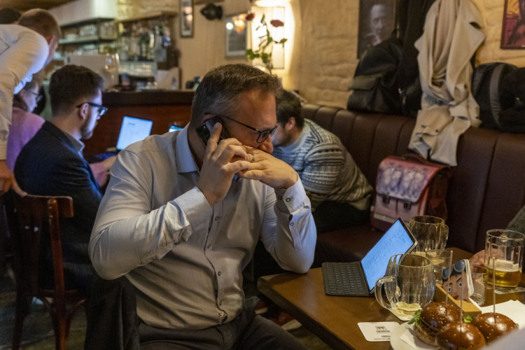 FOTOGALERIE: Výsledky voleb pod drobnohledem. SPOLU mělo štáb i v Olomouci