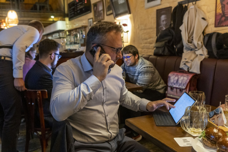 FOTOGALERIE: Výsledky voleb pod drobnohledem. SPOLU mělo štáb i v Olomouci
