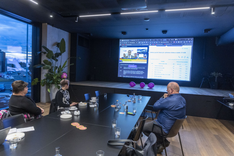 FOTOGALERIE: Výsledky voleb pod drobnohledem. SPOLU či STAN mělI štáb i v Olomouci
