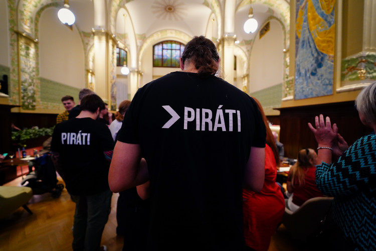 FOTOGALERIE: Podívejte se, jak to vypadalo ve volebních štábech