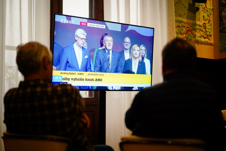 FOTOGALERIE: Podívejte se, jak to vypadalo ve volebních štábech