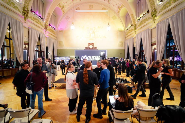 FOTOGALERIE: Podívejte se, jak to vypadalo ve volebních štábech