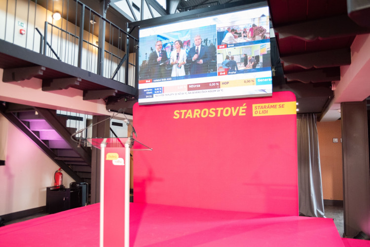 FOTOGALERIE: Podívejte se, jak to vypadalo ve volebních štábech