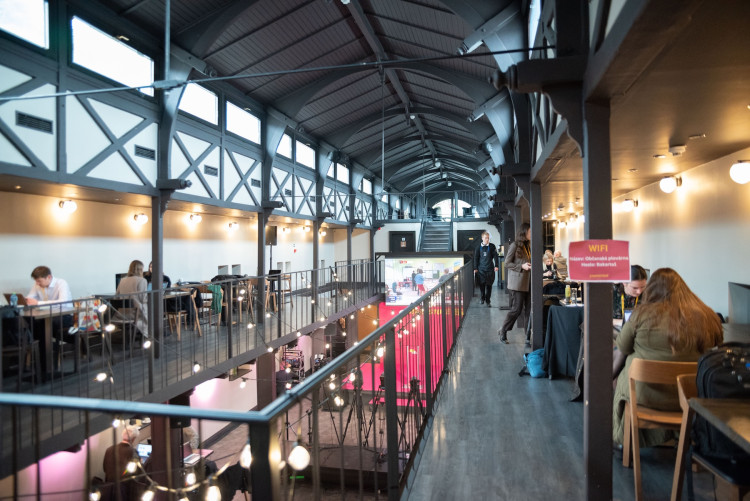 FOTOGALERIE: Podívejte se, jak to vypadalo ve volebních štábech