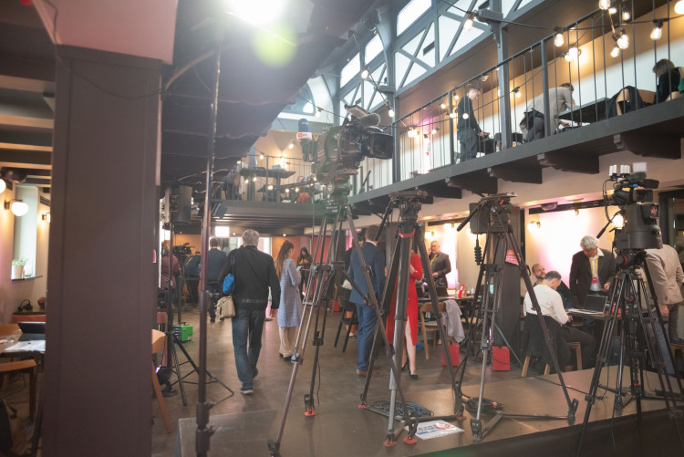 FOTOGALERIE: Podívejte se, jak to vypadalo ve volebních štábech