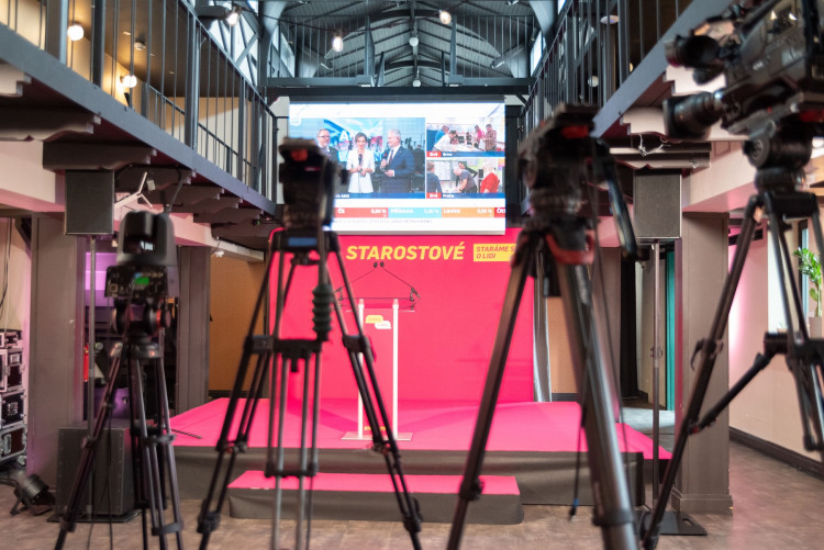 FOTOGALERIE: Podívejte se, jak to vypadalo ve volebních štábech