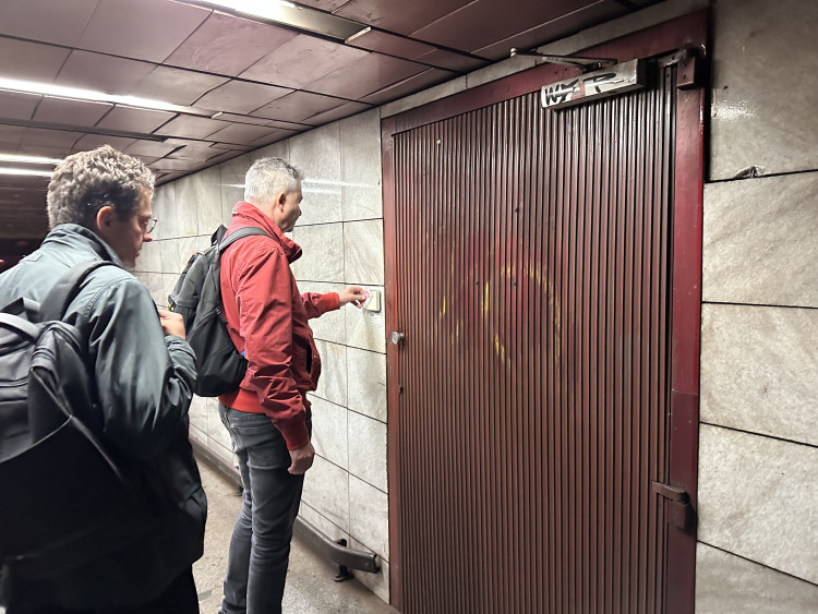 FOTOGALERIE: Baterie pro stav nouze, vlastní destilace. Podívejte, jak to vypadá v zázemí stanice metra