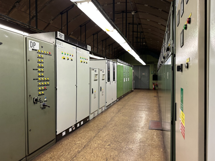 FOTOGALERIE: Baterie pro stav nouze, vlastní destilace. Podívejte, jak to vypadá v zázemí stanice metra