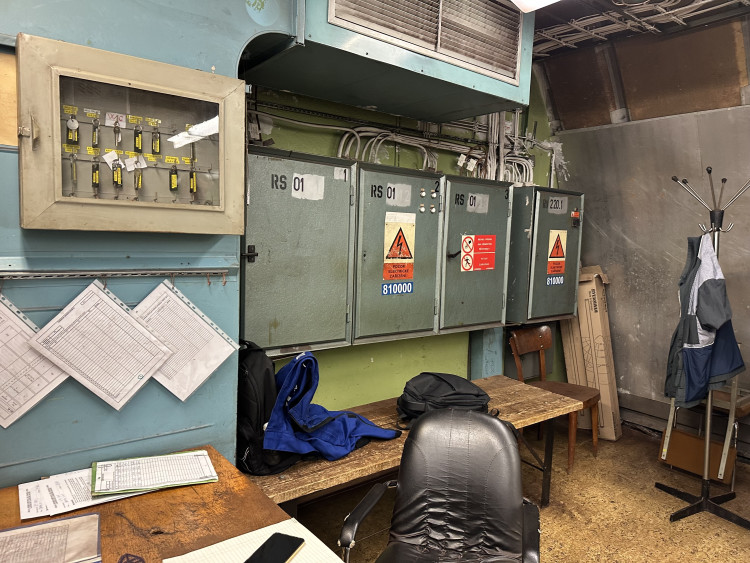 FOTOGALERIE: Baterie pro stav nouze, vlastní destilace. Podívejte, jak to vypadá v zázemí stanice metra