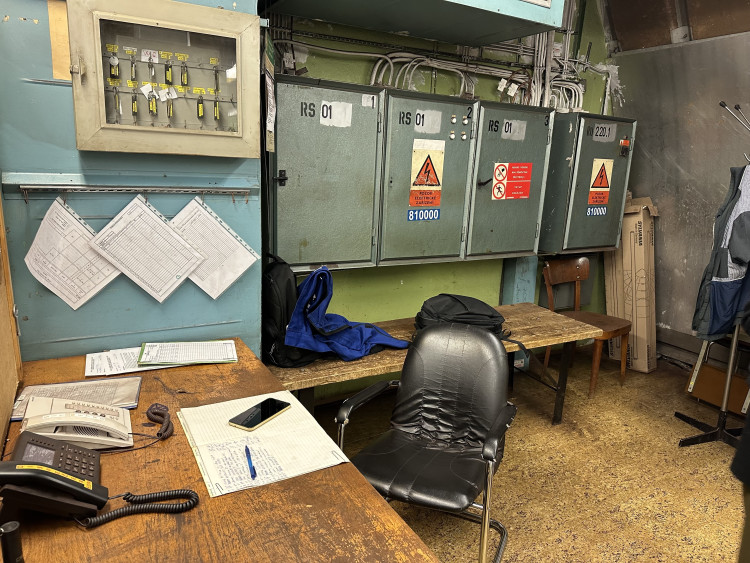 FOTOGALERIE: Baterie pro stav nouze, vlastní destilace. Podívejte, jak to vypadá v zázemí stanice metra