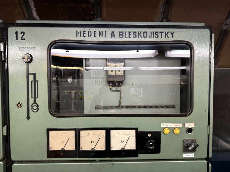 FOTOGALERIE: Baterie pro stav nouze, vlastní destilace. Podívejte, jak to vypadá v zázemí stanice metra