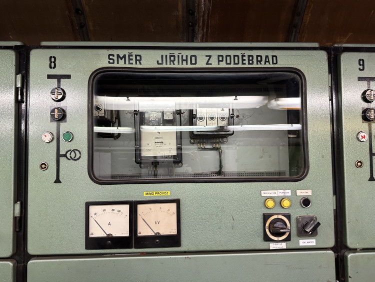 FOTOGALERIE: Baterie pro stav nouze, vlastní destilace. Podívejte, jak to vypadá v zázemí stanice metra