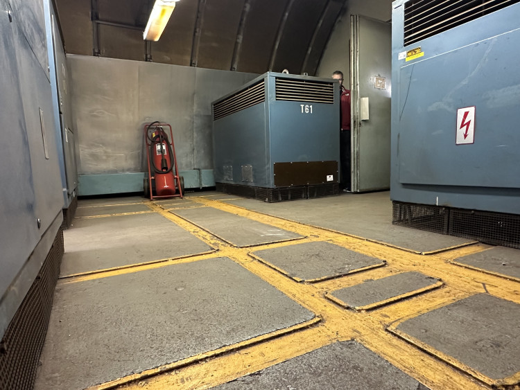 FOTOGALERIE: Baterie pro stav nouze, vlastní destilace. Podívejte, jak to vypadá v zázemí stanice metra