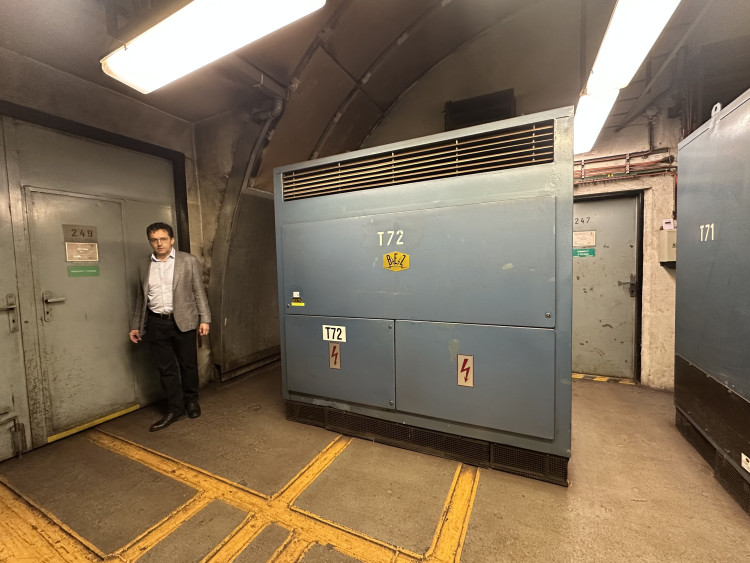 FOTOGALERIE: Baterie pro stav nouze, vlastní destilace. Podívejte, jak to vypadá v zázemí stanice metra
