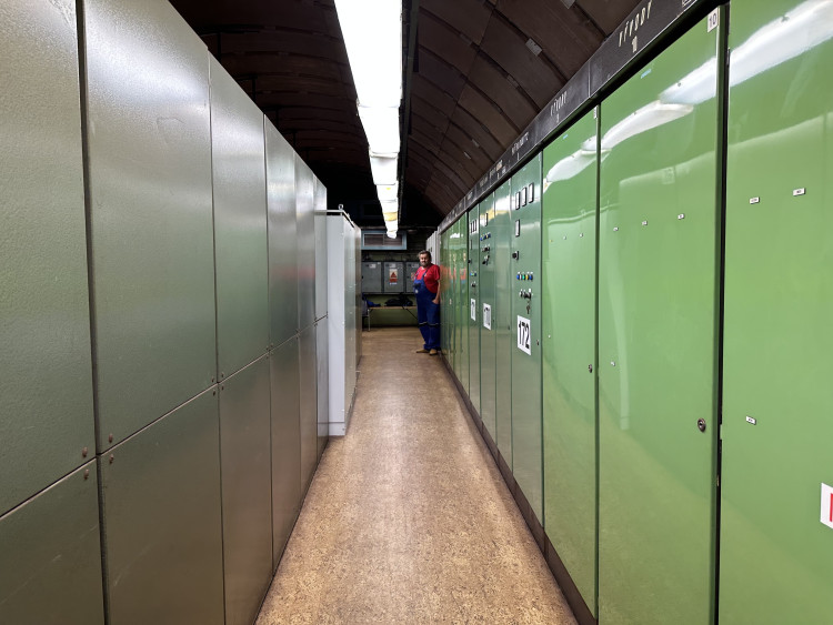 FOTOGALERIE: Baterie pro stav nouze, vlastní destilace. Podívejte, jak to vypadá v zázemí stanice metra