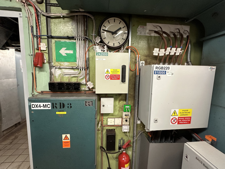 FOTOGALERIE: Baterie pro stav nouze, vlastní destilace. Podívejte, jak to vypadá v zázemí stanice metra