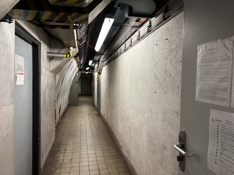 FOTOGALERIE: Baterie pro stav nouze, vlastní destilace. Podívejte, jak to vypadá v zázemí stanice metra