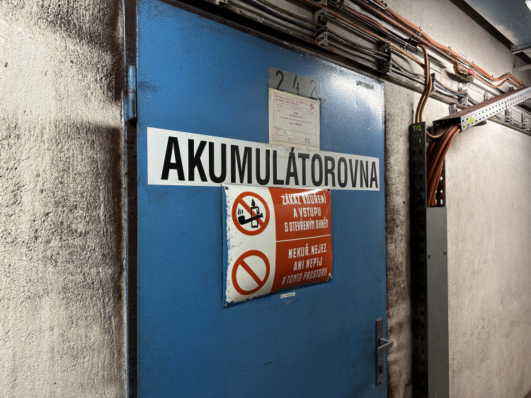 FOTOGALERIE: Baterie pro stav nouze, vlastní destilace. Podívejte, jak to vypadá v zázemí stanice metra