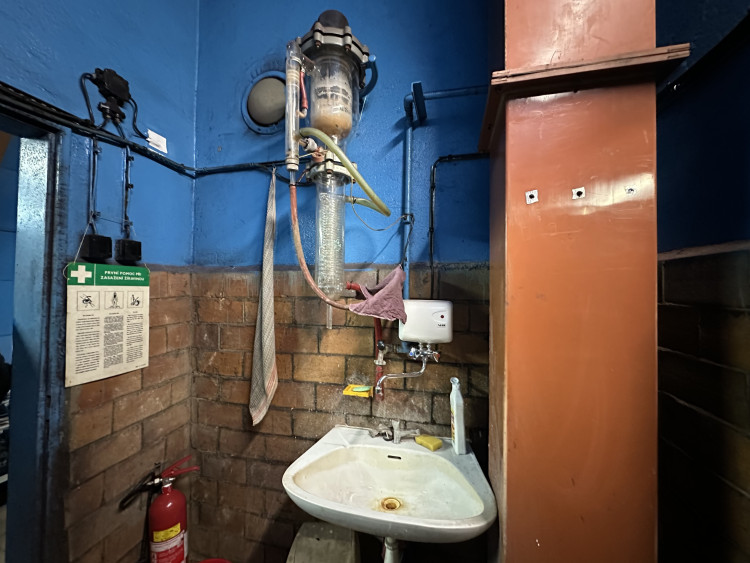 FOTOGALERIE: Baterie pro stav nouze, vlastní destilace. Podívejte, jak to vypadá v zázemí stanice metra