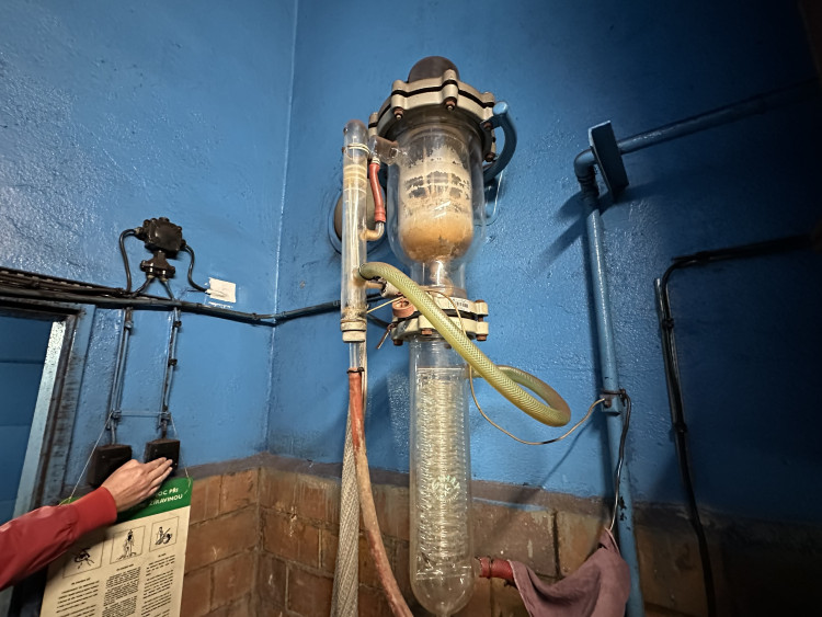 FOTOGALERIE: Baterie pro stav nouze, vlastní destilace. Podívejte, jak to vypadá v zázemí stanice metra