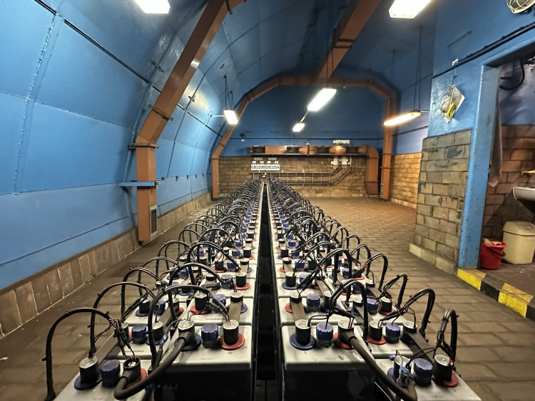 FOTOGALERIE: Baterie pro stav nouze, vlastní destilace. Podívejte, jak to vypadá v zázemí stanice metra