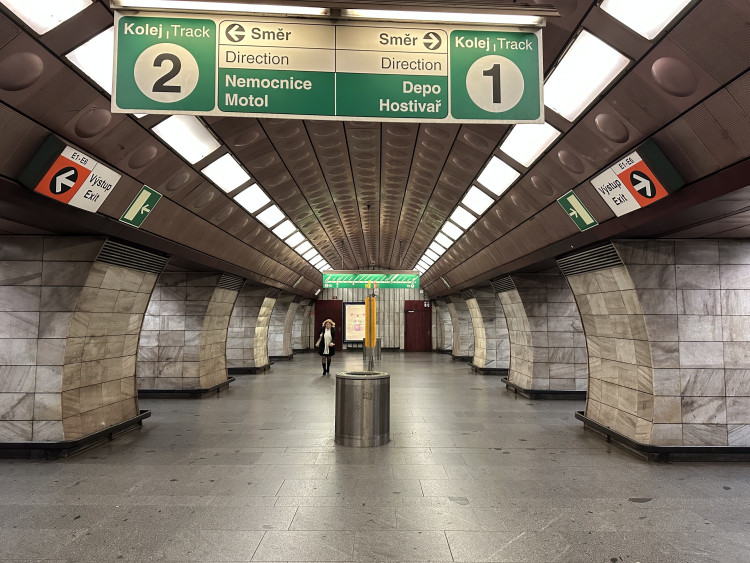 FOTOGALERIE: Baterie pro stav nouze, vlastní destilace. Podívejte, jak to vypadá v zázemí stanice metra