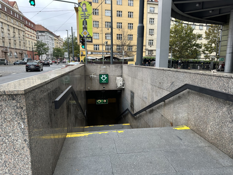 FOTOGALERIE: Baterie pro stav nouze, vlastní destilace. Podívejte, jak to vypadá v zázemí stanice metra