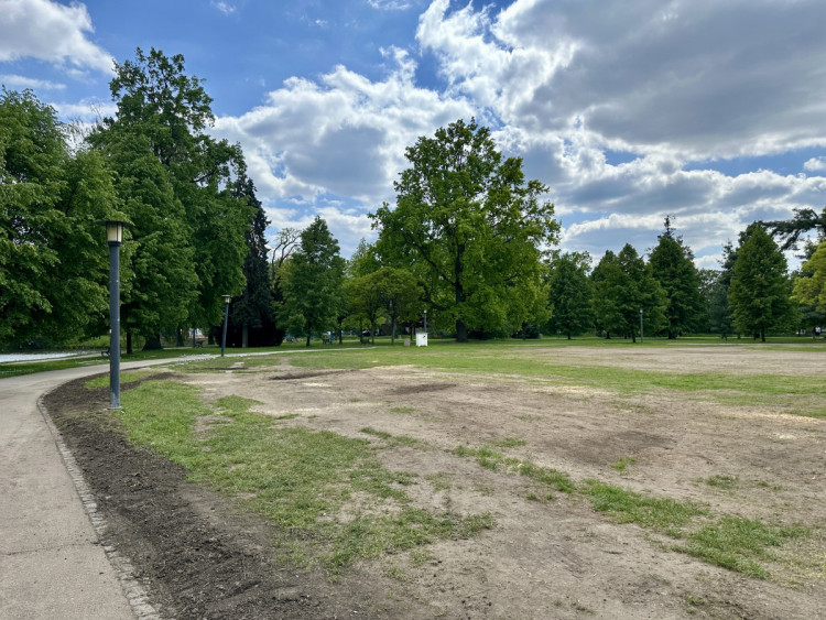 Trávník po instalaci nové lávky