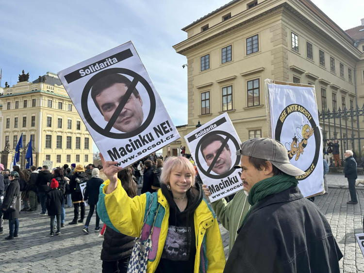 Macinku nechceme. Na Hradčanském náměstí protestují stovky lidí