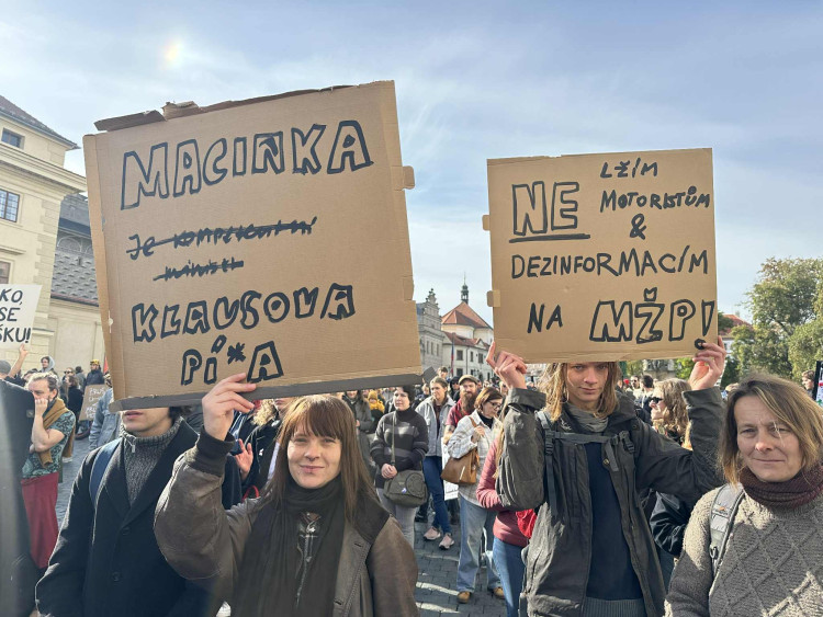 Macinku nechceme. Na Hradčanském náměstí protestují stovky lidí