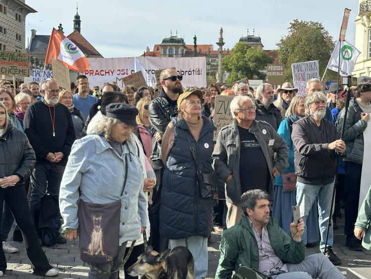 Macinku nechceme. Na Hradčanském náměstí protestují stovky lidí