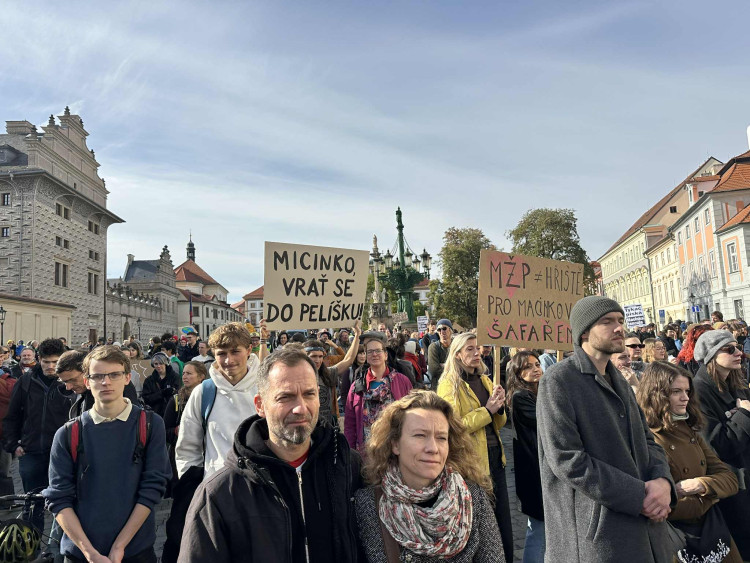 Macinku nechceme. Na Hradčanském náměstí protestují stovky lidí