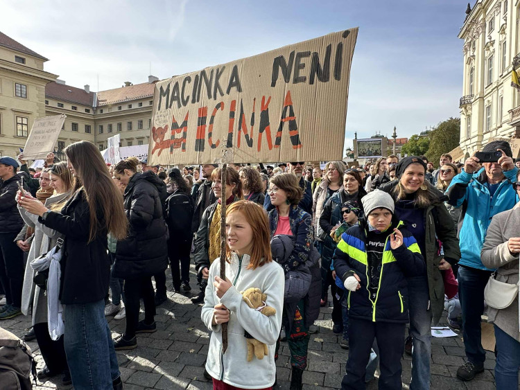 Macinku nechceme. Na Hradčanském náměstí protestují stovky lidí