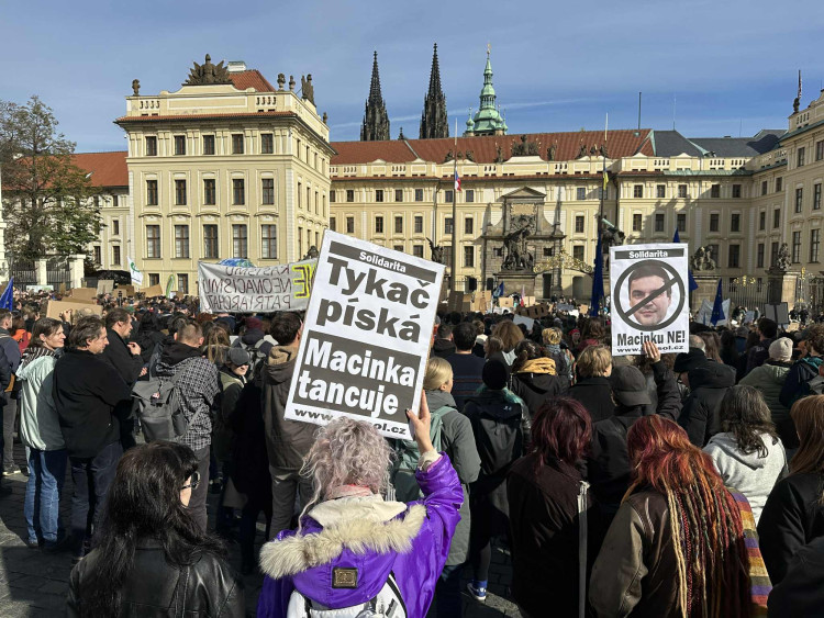 Macinku nechceme. Na Hradčanském náměstí protestují stovky lidí