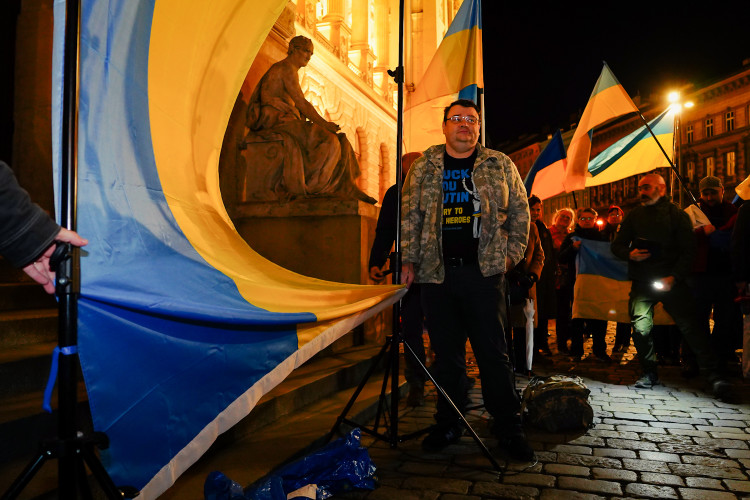FOTOGALERIE: Čeho se bojíte? Lidé vyzvali vedení Národního muzea k vrácení ukrajinské vlajky