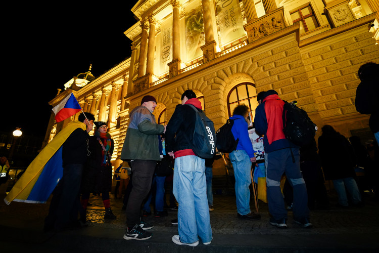 FOTOGALERIE: Čeho se bojíte? Lidé vyzvali vedení Národního muzea k vrácení ukrajinské vlajky