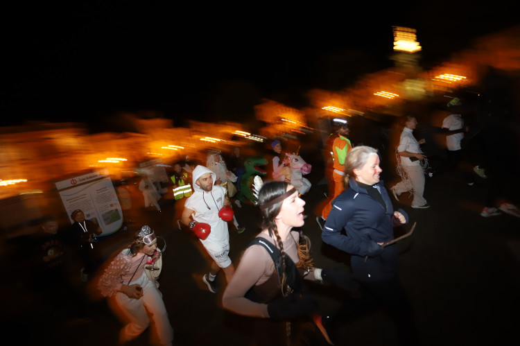 V Budějovicích se běžel Halloween. Ulice zaplnili běžci v maskách i pes převlečený za ovečku