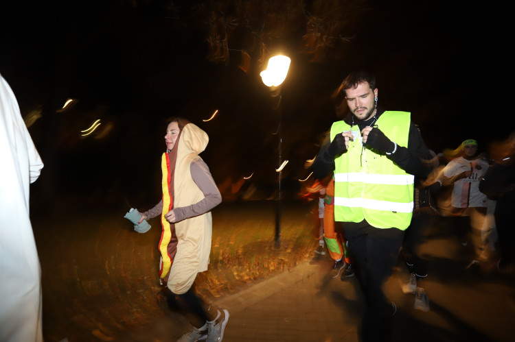 V Budějovicích se běžel Halloween. Ulice zaplnili běžci v maskách i pes převlečený za ovečku