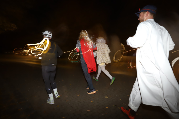 V Budějovicích se běžel Halloween. Ulice zaplnili běžci v maskách i pes převlečený za ovečku