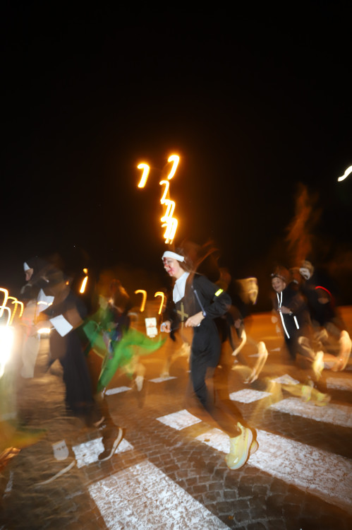 V Budějovicích se běžel Halloween. Ulice zaplnili běžci v maskách i pes převlečený za ovečku