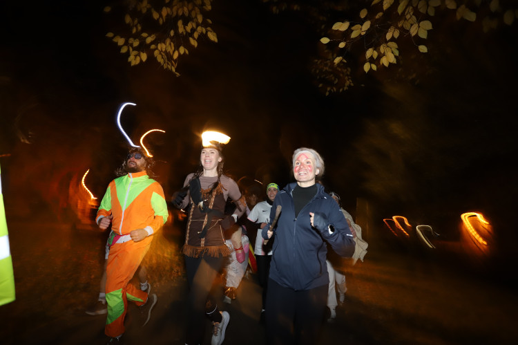 V Budějovicích se běžel Halloween. Ulice zaplnili běžci v maskách i pes převlečený za ovečku