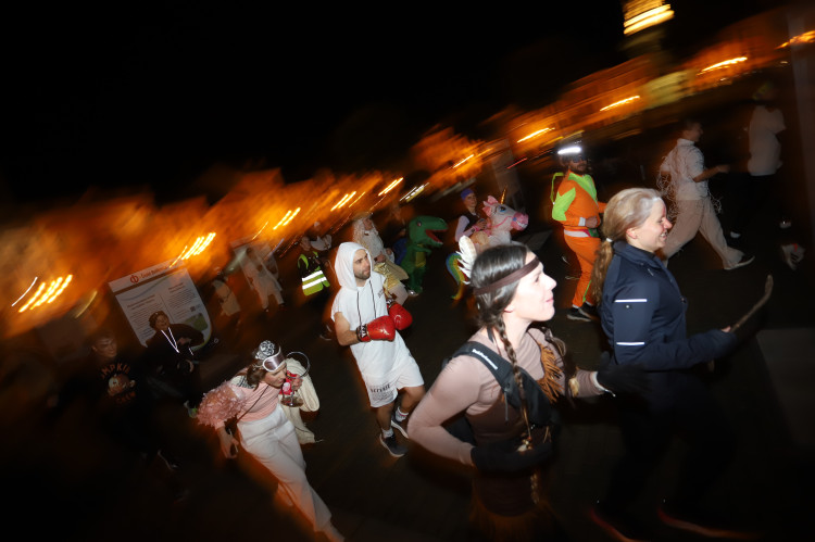 V Budějovicích se běžel Halloween. Ulice zaplnili běžci v maskách i pes převlečený za ovečku