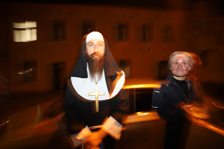 V Budějovicích se běžel Halloween. Ulice zaplnili běžci v maskách i pes převlečený za ovečku