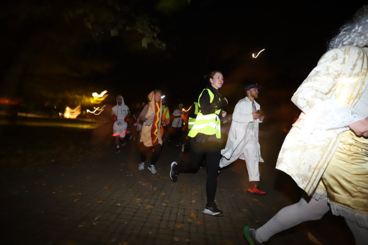 V Budějovicích se běžel Halloween. Ulice zaplnili běžci v maskách i pes převlečený za ovečku