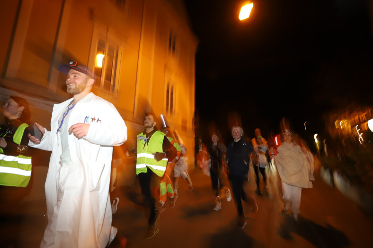 V Budějovicích se běžel Halloween. Ulice zaplnili běžci v maskách i pes převlečený za ovečku