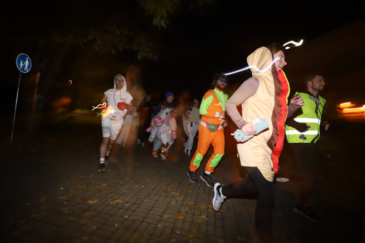 V Budějovicích se běžel Halloween. Ulice zaplnili běžci v maskách i pes převlečený za ovečku