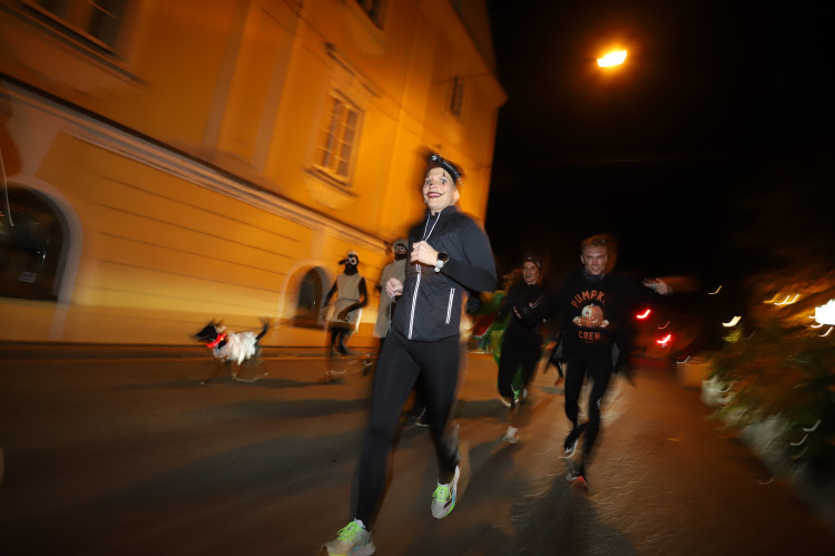 V Budějovicích se běžel Halloween. Ulice zaplnili běžci v maskách i pes převlečený za ovečku