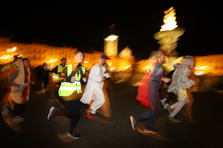 V Budějovicích se běžel Halloween. Ulice zaplnili běžci v maskách i pes převlečený za ovečku